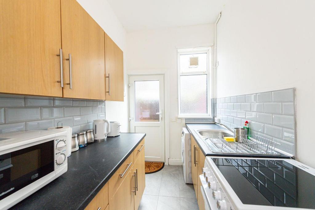 Room In Anfield Ливърпул Екстериор снимка