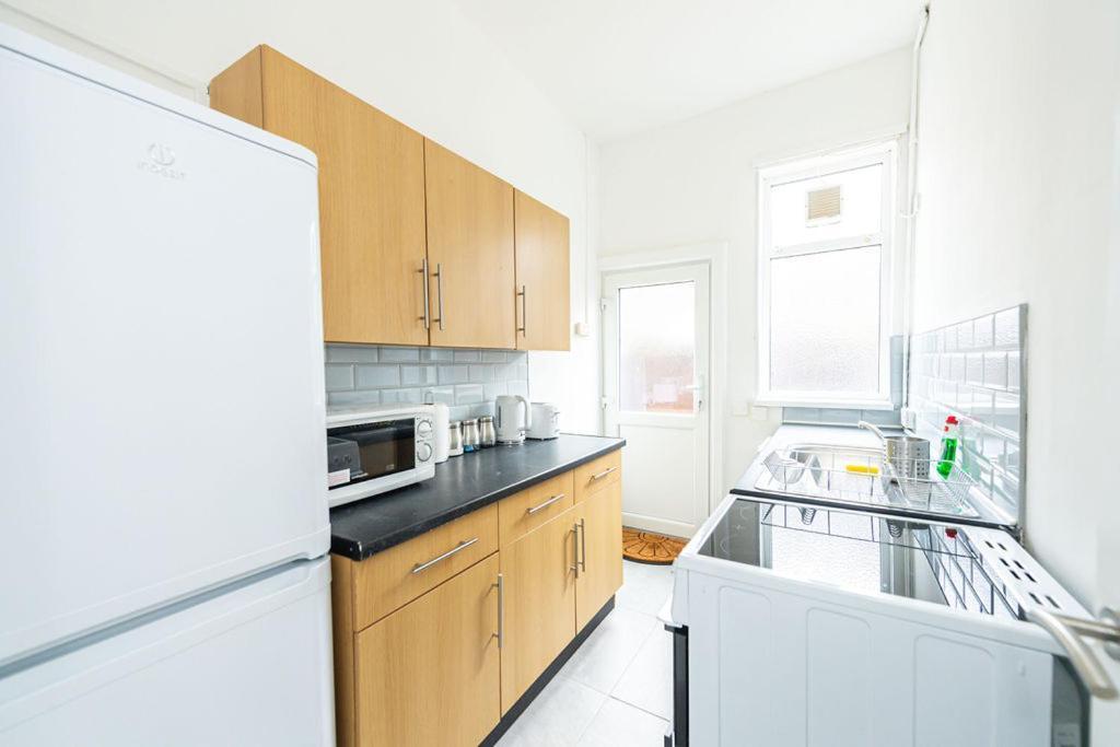 Room In Anfield Ливърпул Екстериор снимка