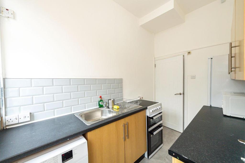 Room In Anfield Ливърпул Екстериор снимка