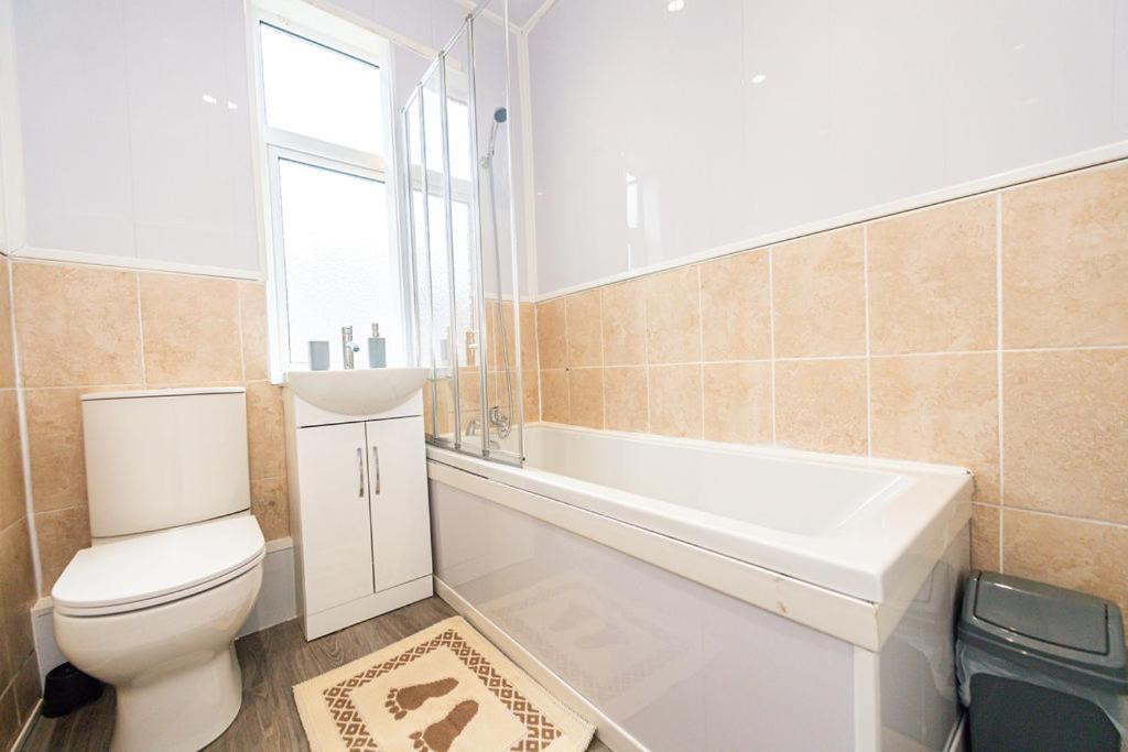 Room In Anfield Ливърпул Екстериор снимка