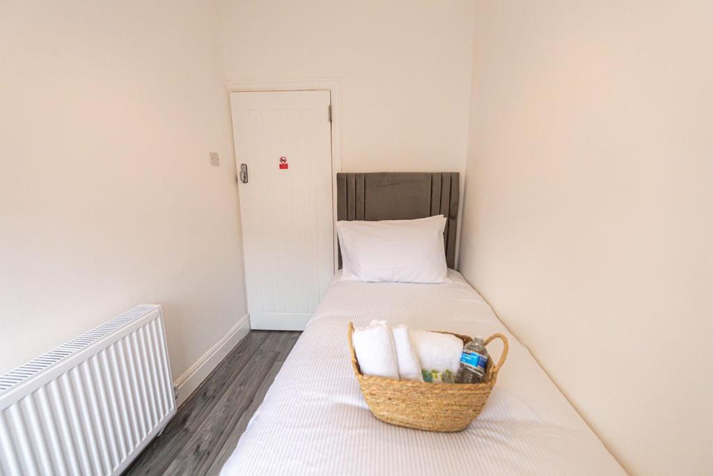 Room In Anfield Ливърпул Екстериор снимка